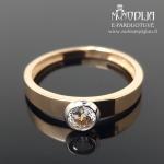 Auksinis žiedas su balta akute