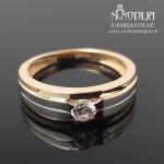 Auksinis žiedas su balta akute