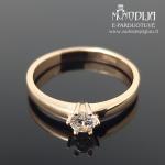 Auksinis žiedas su balta akute