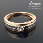 Auksinis žiedas su balta akute