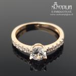 Auksinis žiedas su akmenukais