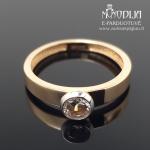 Auksinis žiedas su balta akute