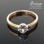 Auksinis žiedas su balta akute