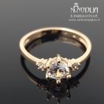 Auksinis žiedas su akmenukais