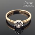 Auksinis žiedas su balta akute