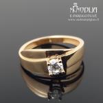 Auksinis žiedas su balta akute