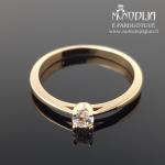 Auksinis žiedas su balta akute