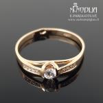 Auksinis žiedas su akmenukais