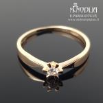 Auksinis žiedas su balta akute