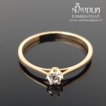 Auksinis žiedas su balta akute