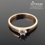 Auksinis žiedas su balta akute