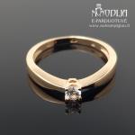 Auksinis žiedas su balta akute