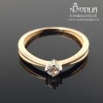 Auksinis žiedas su balta akute