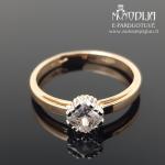 Auksinis žiedas su balta akute