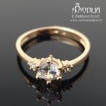 Auksinis žiedas su akmenukais