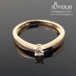 Auksinis žiedas su balta akute