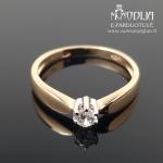 Auksinis žiedas su balta akute