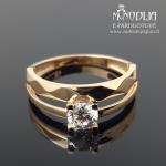 Dvigubas auksinis žiedas su akute