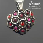 Sidabrinis pakabukas su akmenukais