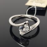 Sidabrinis žiedas su balta akute