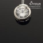 Sidabrinis pakabukas su balta akute