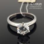 Sidabrinis žiedas su balta akute