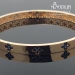 Auksinė apyrankė su akmenukais