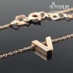 Auksinė grandinėlė su raidele V