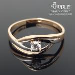 Auksinis žiedas su balta akute