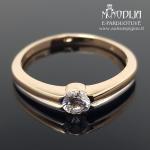 Auksinis žiedas su balta akute