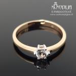 Auksinis žiedas su balta akute