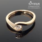 Auksinis žiedas su balta akute