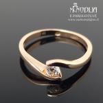 Auksinis žiedas su balta akute