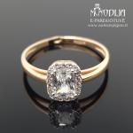 Auksinis žiedas su akmenukais