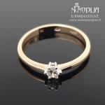 Auksinis žiedas su balta akute