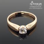 Auksinis žiedas su balta akute