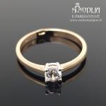 Auksinis žiedas su balta akute