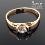 Auksinis žiedas su balta akute