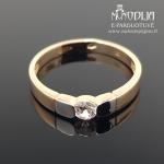 Auksinis žiedas su balta akute