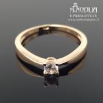 Auksinis žiedas su balta akute
