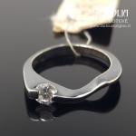 Sidabrinis žiedas su balta akute