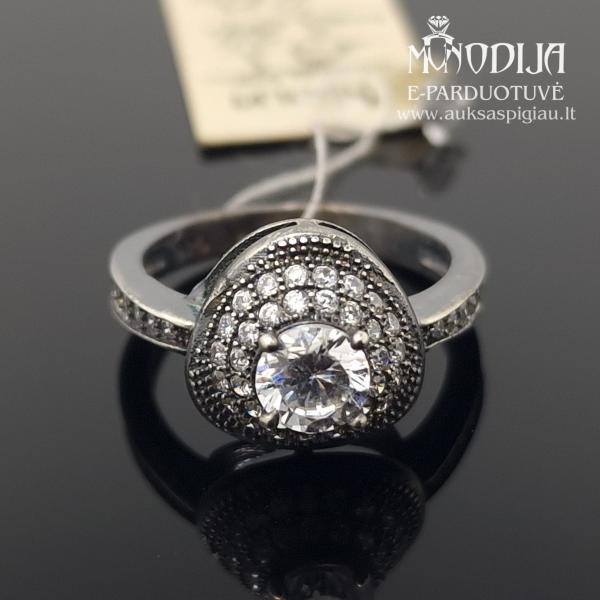 Sidabrinis žiedas su akmenukais